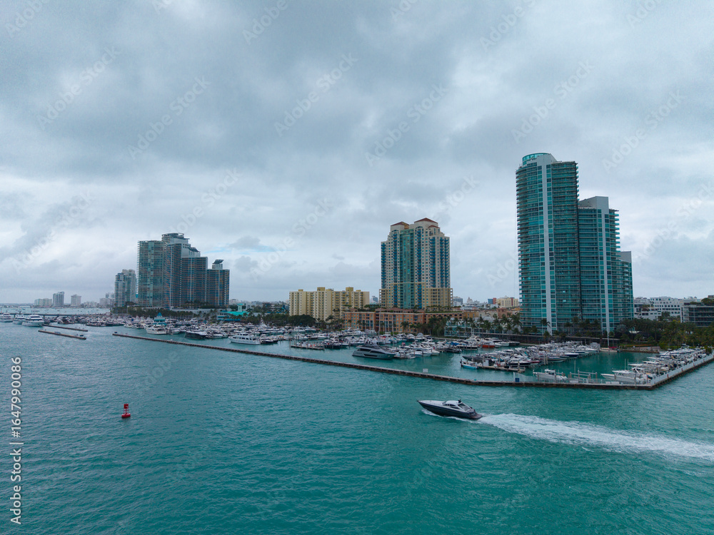Obraz premium Aerial view of luxury yachts in Miami marina. Scenic panorama of boats and skyscrapers in Miami marina.