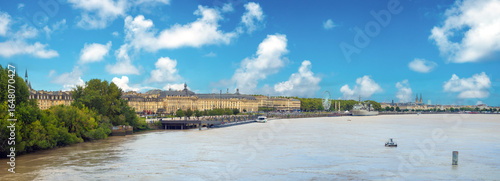 Fotografía Panoramic view of the long water front promenade of the city of Bordeaux along t
