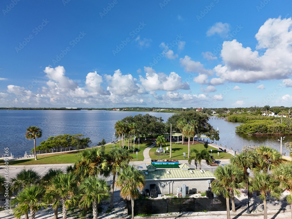 Obraz premium An aerial view of the bay and the park