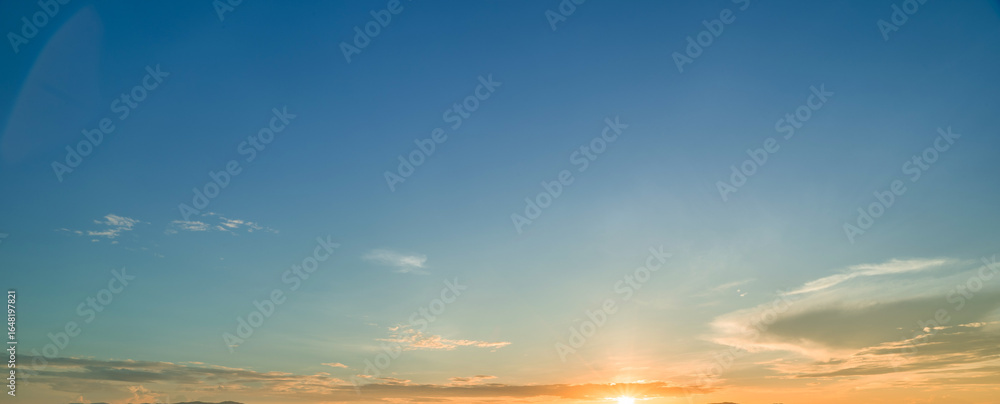 Obraz premium Panorama background of sky with cloud on sunset time