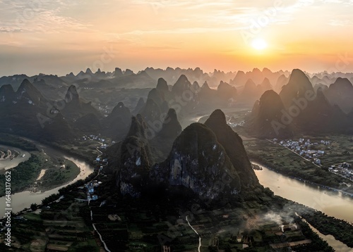 Foto Breathtaking aerial view of Yangshuo showcasing Lijiang River surrounded by stun