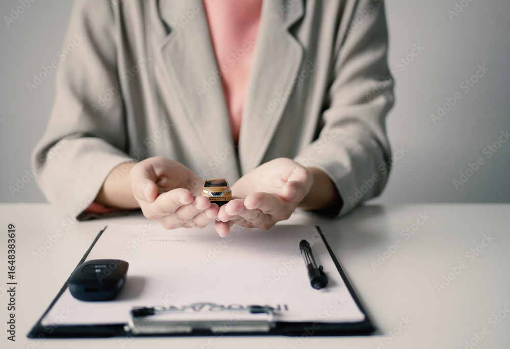 Fototapeta premium The hands of a real estate agent are doing calculations. and make a contract regarding car loans