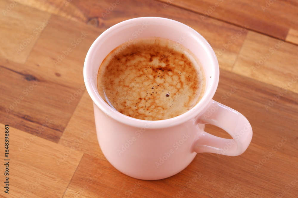 Fototapeta premium ミルクをたっぷり入れたコーヒー、カフェ・ラテを淹れて、のんびりくつろいでいるイメージ