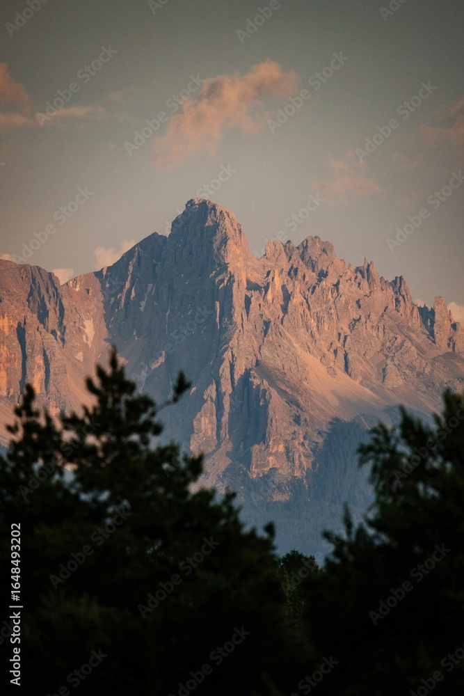 Naklejka premium Golden Sunset Over Serene Mountain Landscape