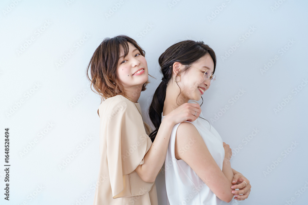 笑顔で並ぶ若い女性2人 笑顔で並ぶ若い女性2人