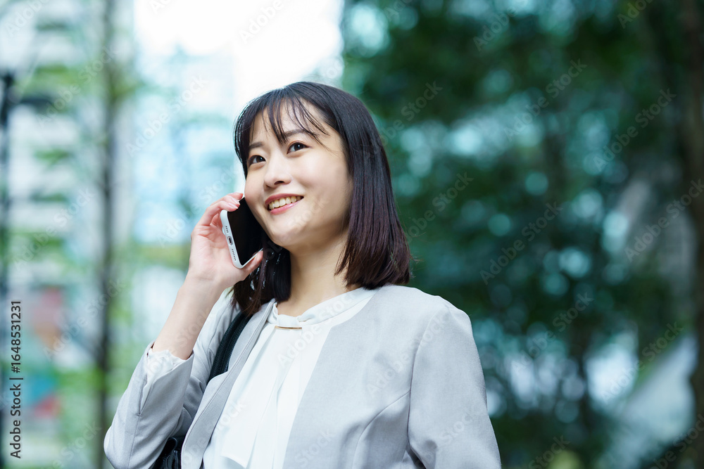 スマートフォンで電話する女性 スマートフォンで電話する女性