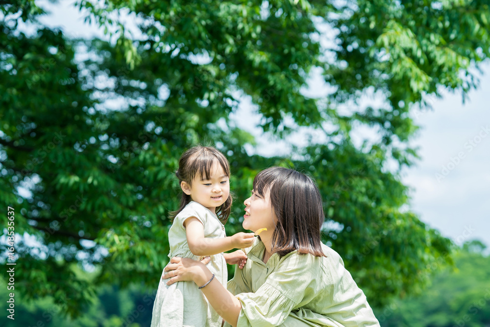 Obraz premium 公園でハグする親子