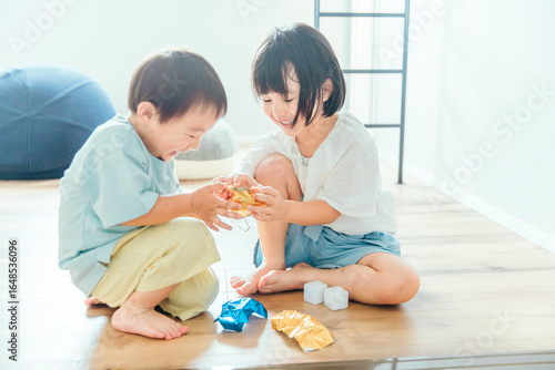 Papier peint 部屋で仲良く遊ぶ笑顔の兄妹