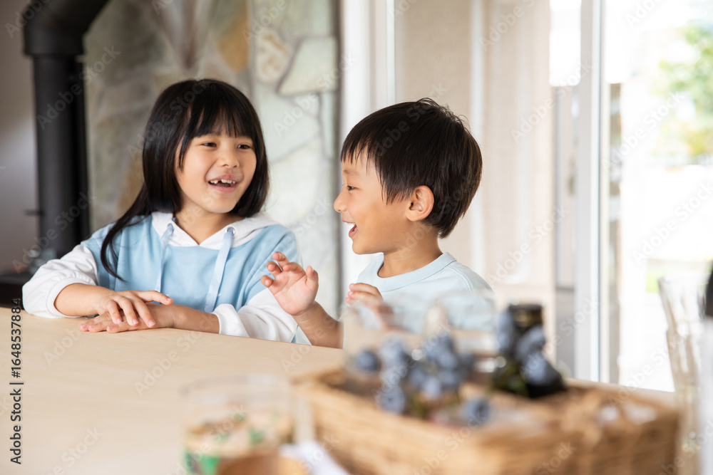 Fototapeta premium 会話をする子供・conversation