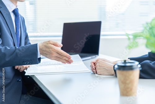 打ち合わせをするビジネスマン