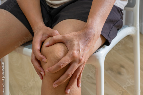 Knee pain from gout, joint degeneration, or tendon strain. Clinical scene emphasizes expert care for bones, patella, and soft tissue. Ideal for orthopedic ads.
