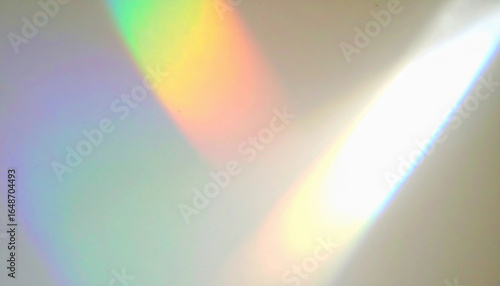 光のプリズム　柔らかなレインボーグラデーションの抽象的反射