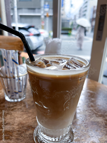窓際で楽しむアイスカフェラテ