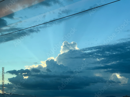 夕暮れの積乱雲と新幹線の車窓からの風景