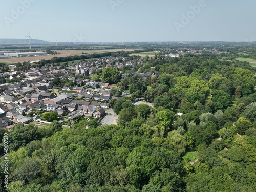 Hochauflösendes Panoramaluftbild des historischen Schlosses Paffendorf mit gepflegtem Schlosspark und dem Fluss Erft inmitten grüner Landschaft bei Bergheim, Nordrhein-Westfalen, Die Luftbild AG