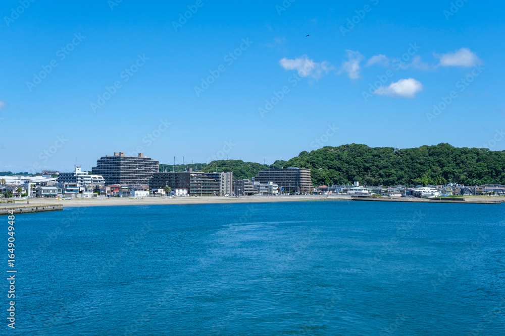 Fototapeta premium 久里浜港に停泊するフェリー船からの風景