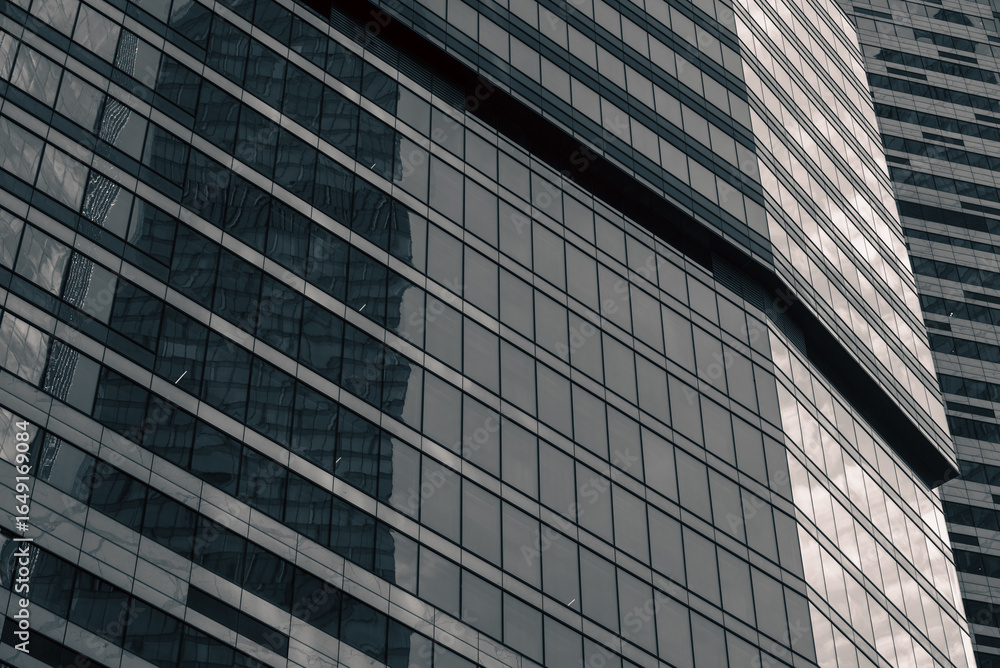 Φωτογραφία walls and empty windows of a modern building on a big city street without people