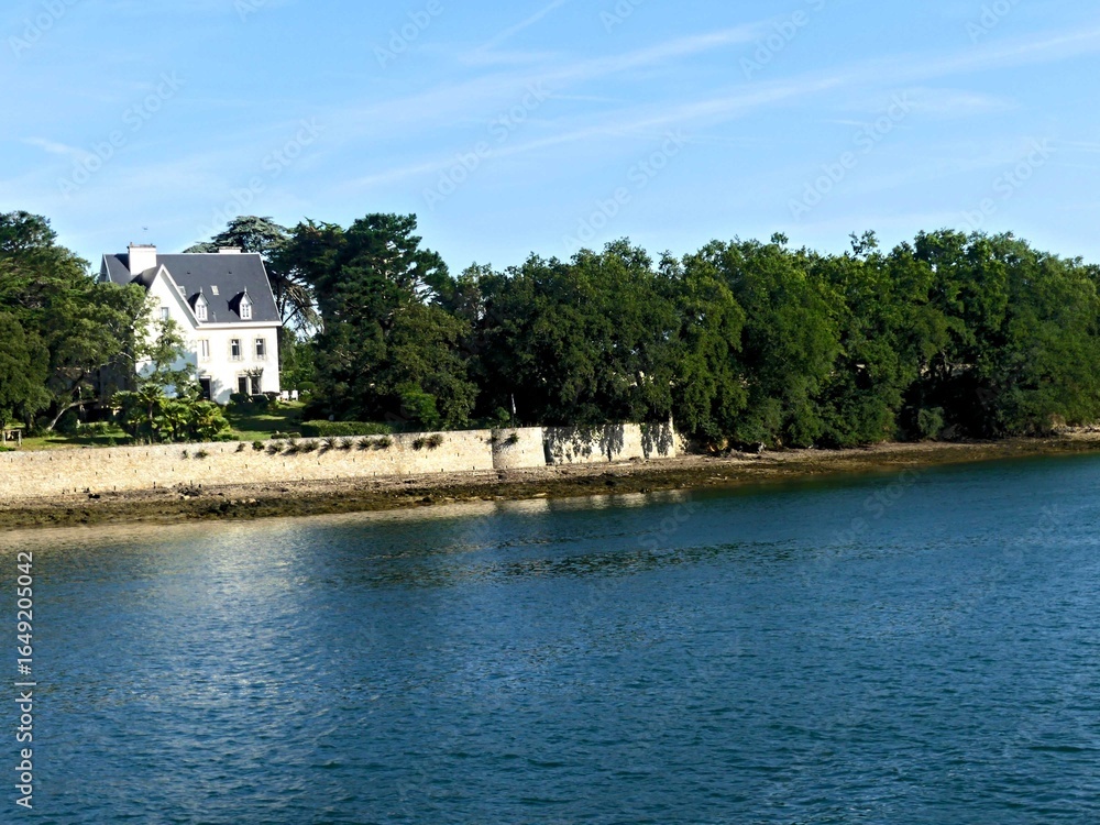 Obraz premium Ile-aux-Moines, August 2025: Hiking around Ile-aux-Moines in the Gulf of Morbihan in Brittany- View of the sea