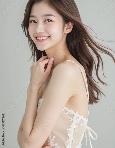 髪をなびかせ振り返るタンクトップの女性