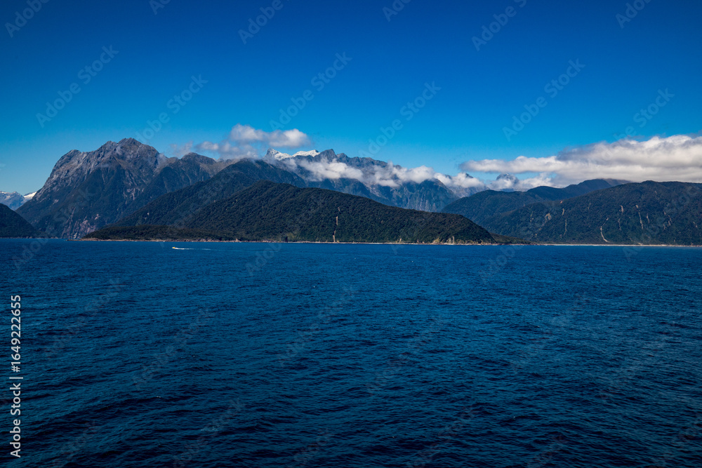 Obraz premium mountain lake and blue sky