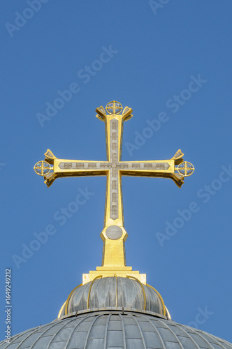 Foto Golden cross atop the grey cupola of the Church of the Holy Sepulchre in the Old City of Jerusalem, Israel