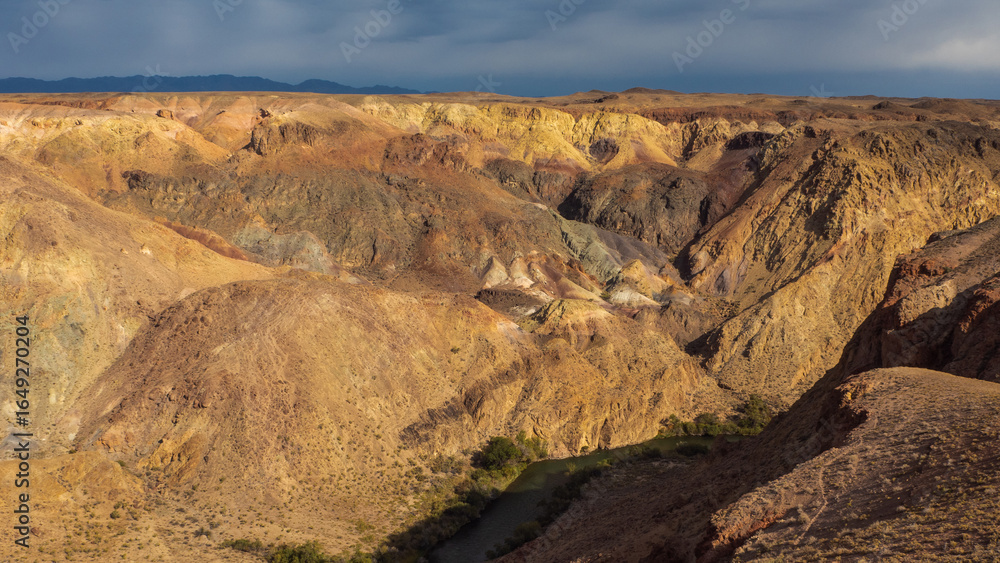Obraz premium Rust-hued mountain canyon in Kazakhstan, showcasing nature's artistic geological formations.