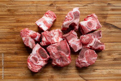 Valokuva Raw, cut, fresh beef ox tail pieces used for soup broth or stews