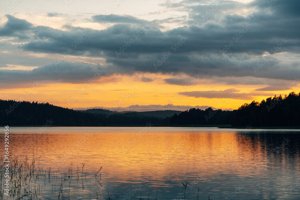 Obraz premium Colorful Sunset Over a Tranquil Lake – Scenic Landscape Photography