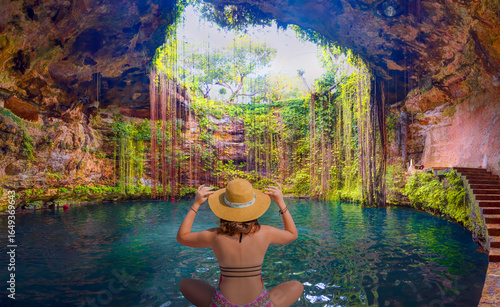 Obraz na plátně Ik-Kil Cenote sinkhole - Lovely cenote in Yucatan Peninsulla with transparent waters and hanging roots