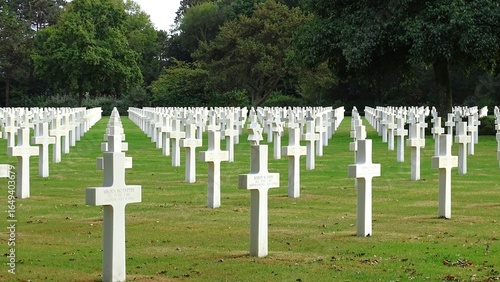 Foto A large cemetery consisting of many identical white crosses, the graves of American soldiers who died during World War II in the Normandy landings