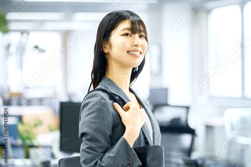 Free Download オフィスに出勤するビジネスウーマン　出社　退社 - GFXLoad