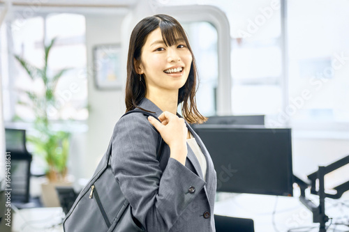Free Download 通勤バッグを持つ女性　ビジネスウーマン　オフィス - GFXLoad