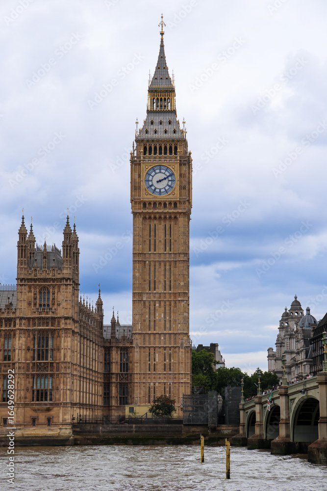 Obraz premium Big Ben and Westminster Palace from Across the Thames