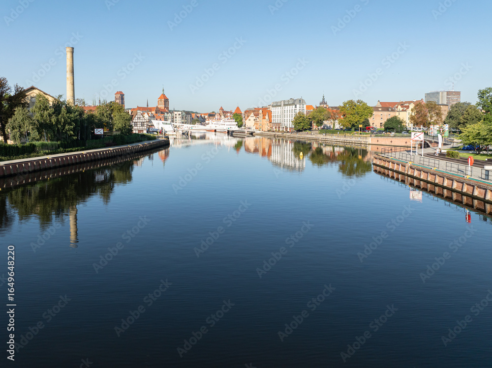 Obraz premium Panoramic view of Motława River with reflections of Gdańsk Old Town, Poland