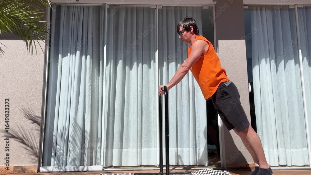 homem faz atividade física exercício de calistenia