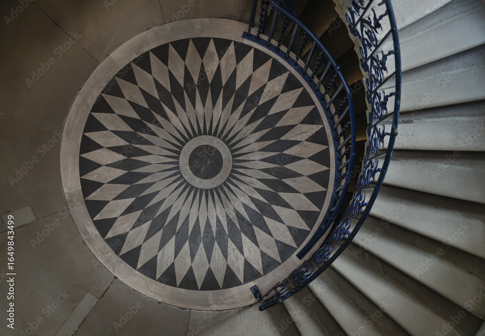 Obraz premium the iconic Tulip Stairs located in the Queen's House, a historic building in Greenwich, The handrail is adorned with decorative floral motifs, wrought iron structure was the first geometric.
