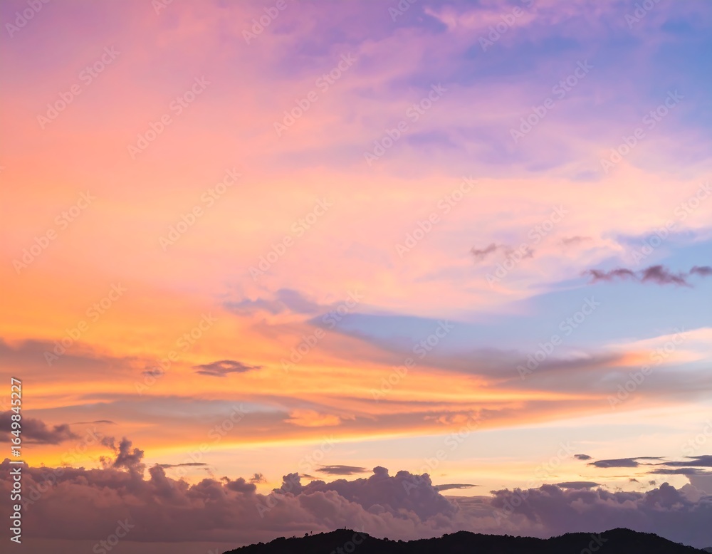 Naklejka premium Vibrant sunset sky with clouds