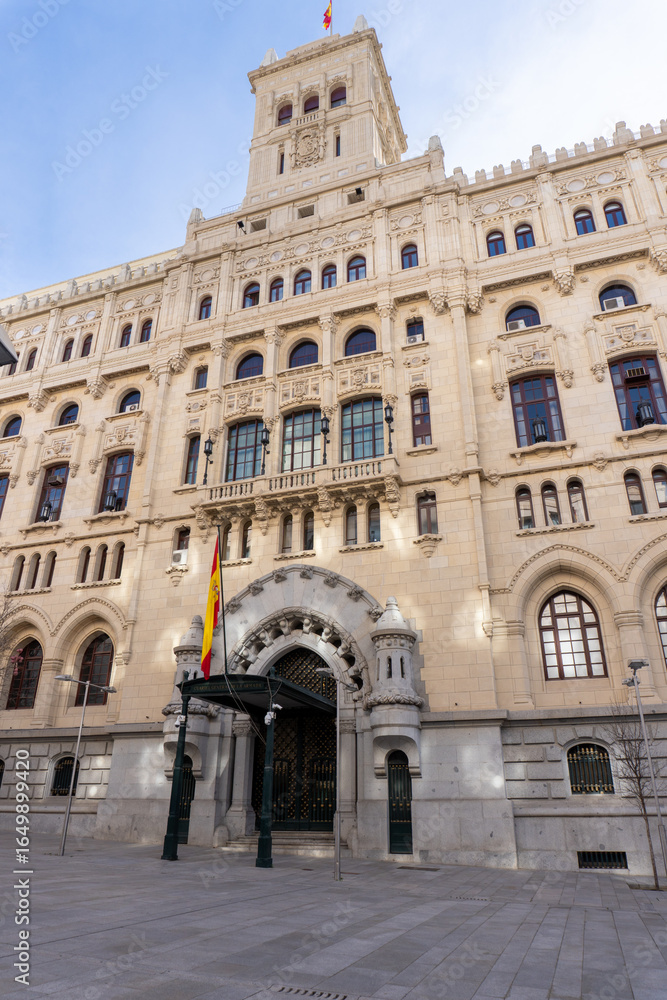 Fototapeta premium Majestic Architectural Marvel: A grand, imposing building with intricate architectural details, standing proudly against a bright, clear sky, evokes a sense of history and grandeur.