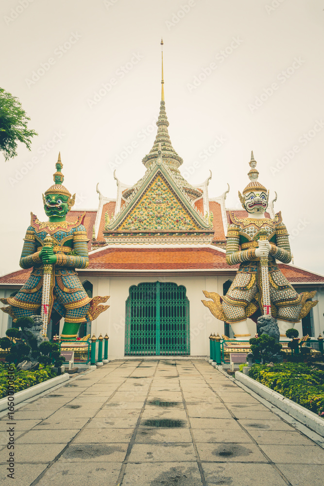 Naklejka premium Wat Arun temple, one of landmark Chao Phraya river in Bangkok Thailand