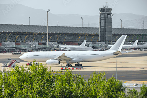 Billede på lærred Sequence of aircraft from different airlines lined up on the holding strip with