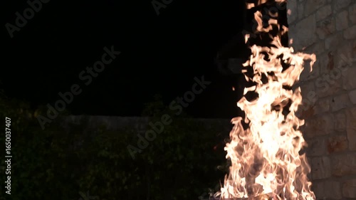 fiamme che ardono nella notte