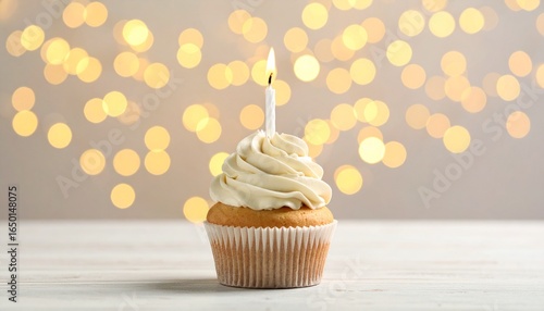 カップケーキの上に立てた一本のロウソクを主役に撮影。
背景のフェアリーライトを柔らかくぼかして温かい雰囲気を演出。
