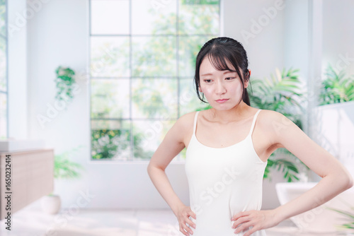 体型に悩む若い女性 Free Download 体型に悩む若い女性 - GFXLoad