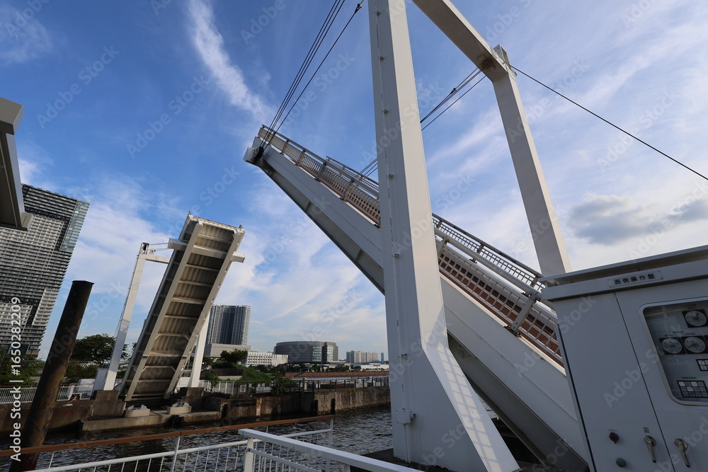 Obraz premium 道路が跳ね上がった状態の跳ね橋