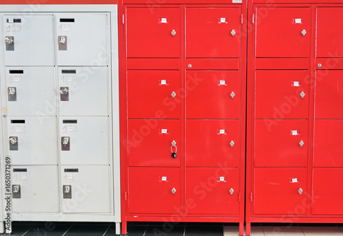 Casiers blancs et rouges