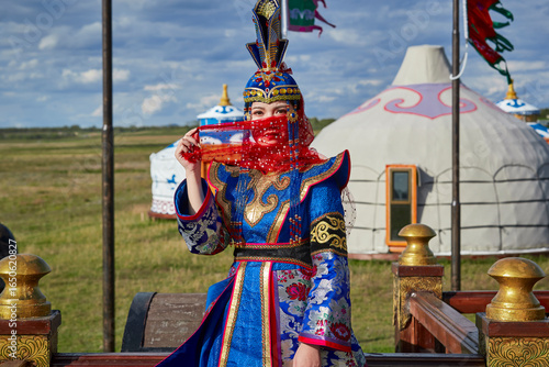 Fotografía Mongolian girls dressed in luxurious Mongolian costumes on the Mongolian war cha