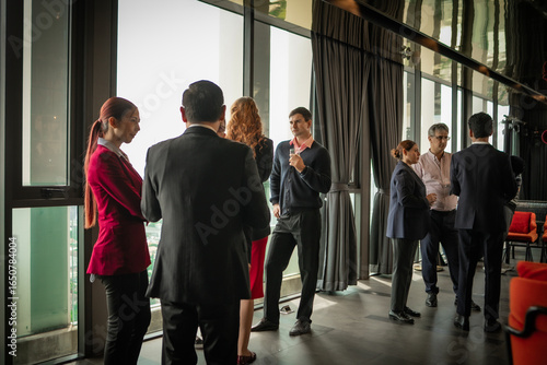 Foto Stylish rooftop hotel event with executives mingling, sipping drinks, and enjoying stunning urban scenery, having conversation and relax meeting