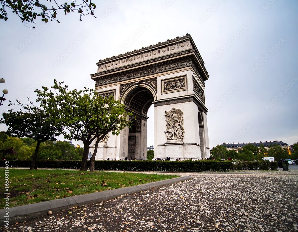 Obraz premium Arc de Triomphe Majestic View, A Parisian Landmark Under Cloudy Skies