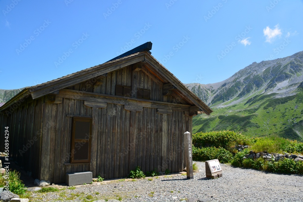 Fototapeta premium 北アルプス 室堂 重要文化財 室堂小屋と立山連峰