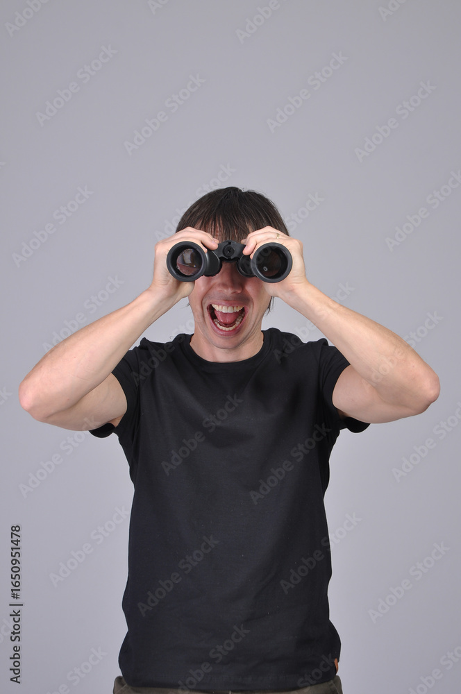 homem espião olhando com binocular homem espião olhando com binocular